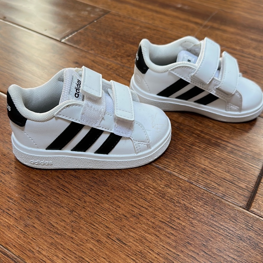 Adidas toddler shoes in sz 5 never worn